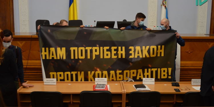 “Земельная” сессия Николаевского горсовета: депутатов встретили баннеры о тарифах и коллаборантах (ФОТО)