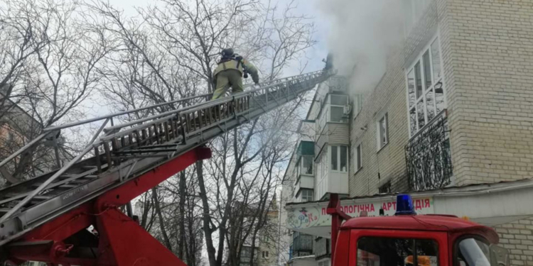 В Первомайске тушили пожар в пятиэтажке – 24 человека эвакуировали и спасли шестерых (ФОТО)
