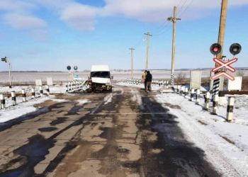 В Николаевской области на железнодорожном переезде микроавтобус врезался в тепловоз