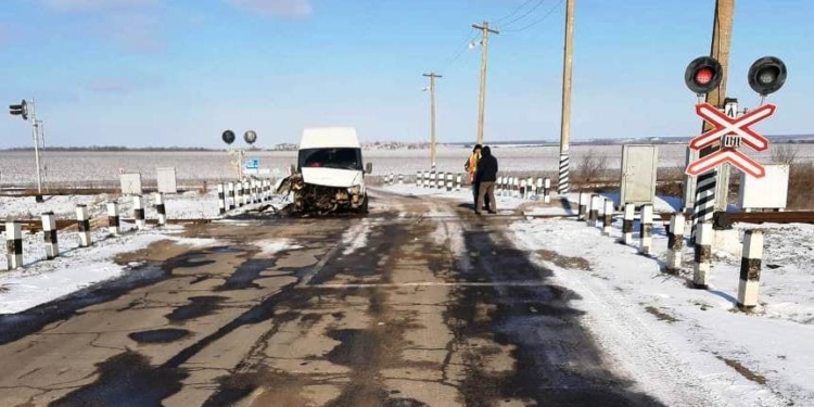 В Николаевской области на железнодорожном переезде микроавтобус врезался в тепловоз