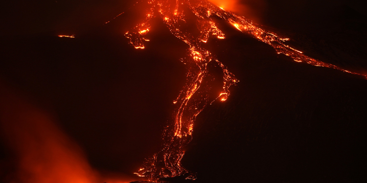 Этна снова проснулась – аэропорт закрыли (ФОТО, ВИДЕО)