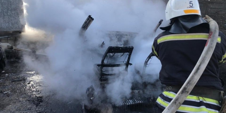 В Николаеве горел каркас авто, в Новой Одессе – летняя кухня (ФОТО)