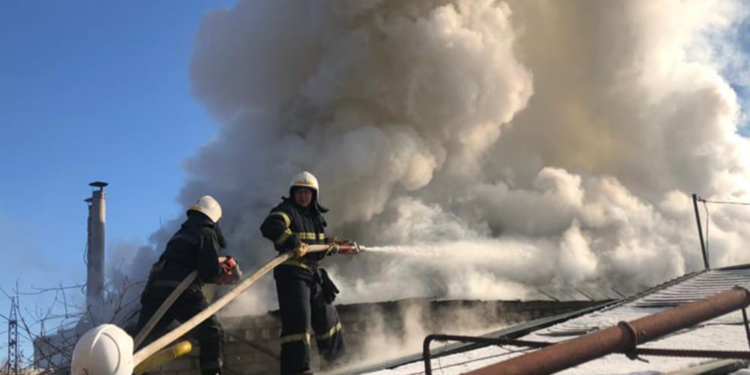 В Николаеве на Инвалидном хуторе тушили крышу жилого дома (ФОТО)