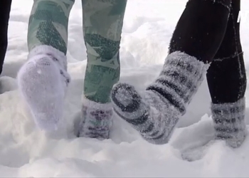 Затягивающее хобби: финны бегают по снегу в шерстяных носках (ВИДЕО)