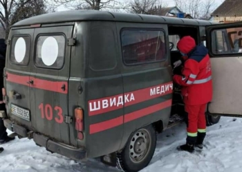 На Николаевщине спасатели вскрыли двери квартиры, чтобы передать врачам тяжело больную женщину (ФОТО)