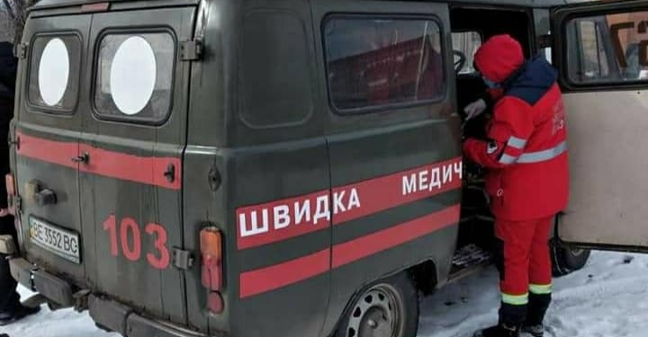 На Николаевщине спасатели вскрыли двери квартиры, чтобы передать врачам тяжело больную женщину (ФОТО)