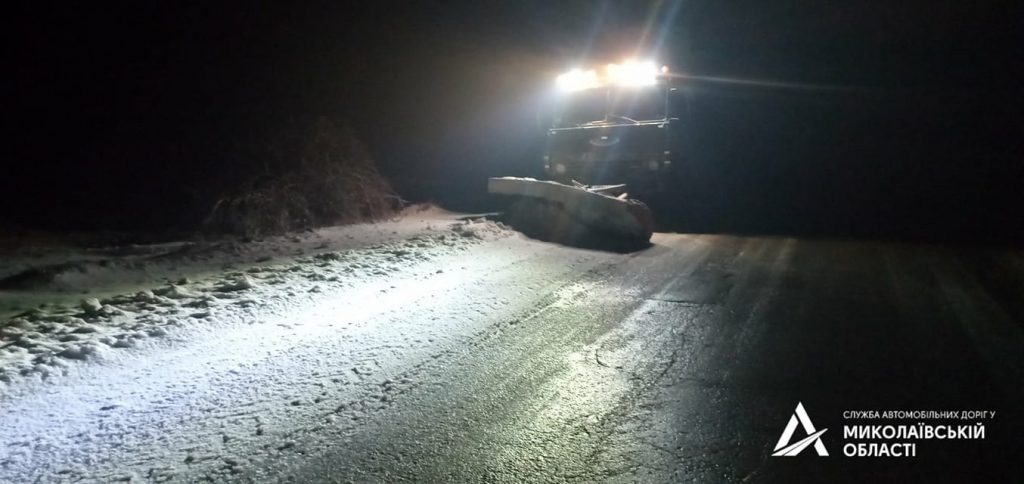 За ночь на дороги Николаевщины высыпано почти 400 тонн песчано-солевой смеси 1