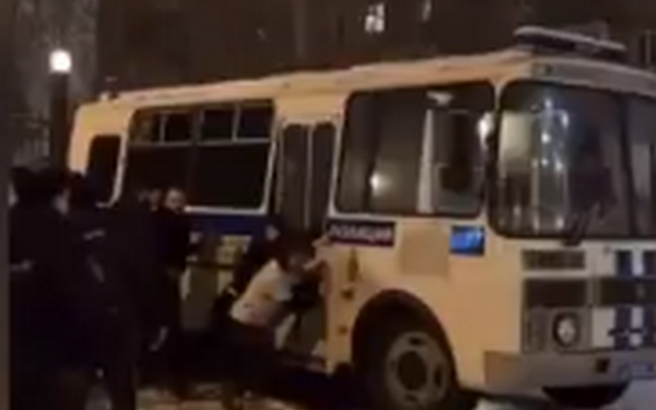 Странный российский протест за Навального: задержанные на митингах сами толкали автозак, потому что он заглох (ВИДЕО)