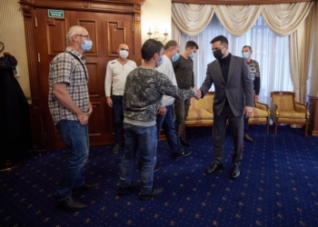 Зеленский встретился с освобожденными из пиратского плена украинскими моряками судна Stevia (ФОТО)