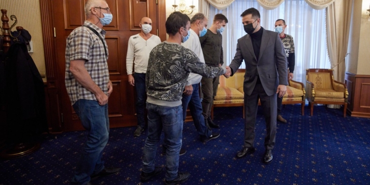Зеленский встретился с освобожденными из пиратского плена украинскими моряками судна Stevia (ФОТО)