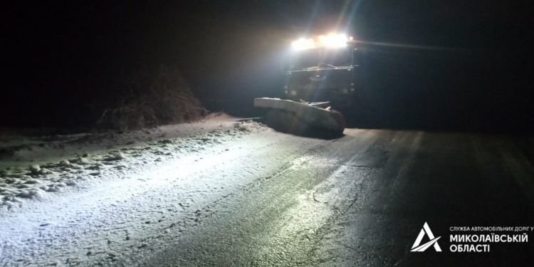 За ночь на дороги Николаевщины высыпано почти 400 тонн песчано-солевой смеси
