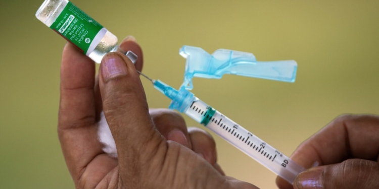 Вакцина, которая летит в Украину: что известно о Covishield