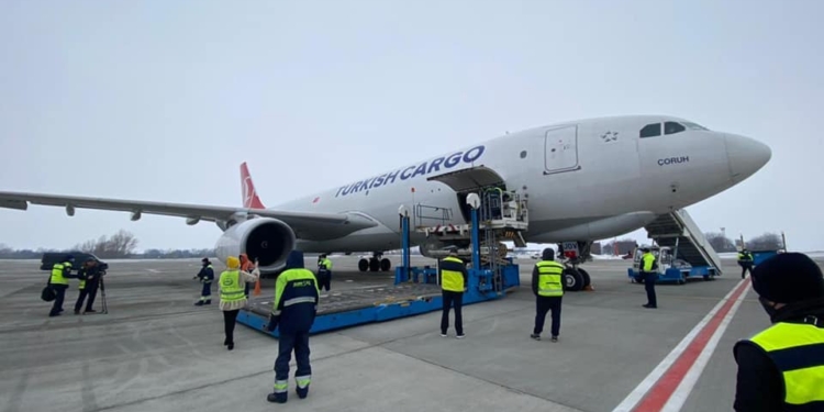 Она прилетела. В Украине сел самолет с вакциной CoviShield (ФОТО)