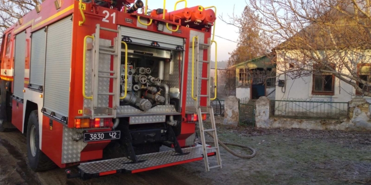 Из-за печки: спасатели Николаевщины тушили пожар в доме