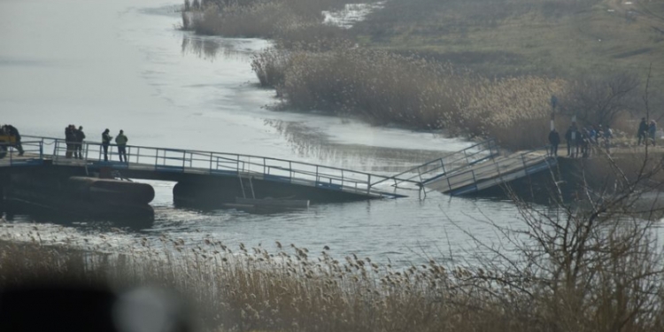 В Снигиревском районе фуры утопили понтонный мост – проезд по дороге О151905 закрыт (ФОТО)