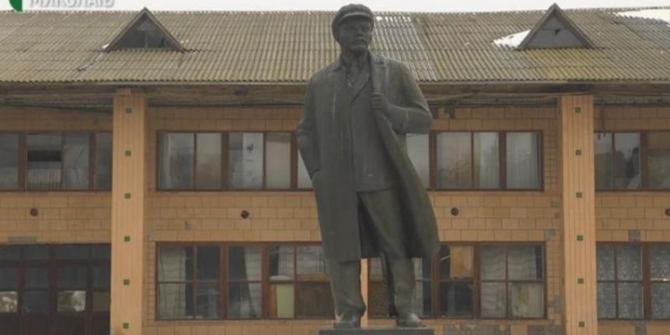 Куда не дошла декоммунизация: в селе на Николаевщине нашли памятники Ленину и Карлу Марксу (ВИДЕО)