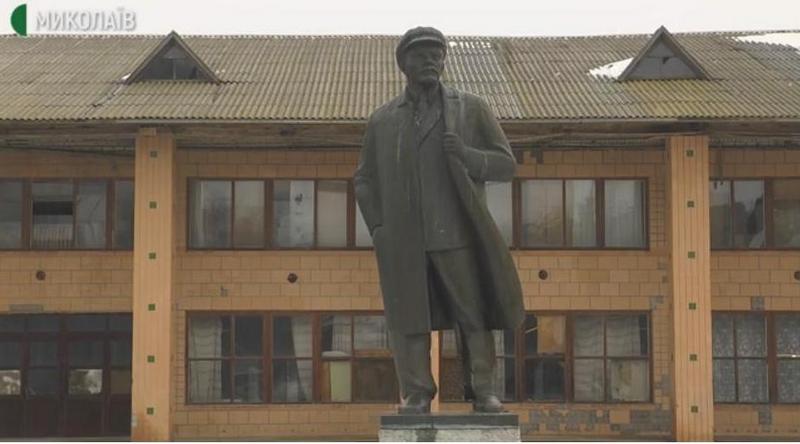 Куда не дошла декоммунизация: в селе на Николаевщине нашли памятники Ленину и Карлу Марксу (ВИДЕО) 1