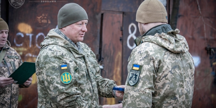 Командующий ОТГ «Схід» наградил лучших николаевских морпехов (ФОТО)