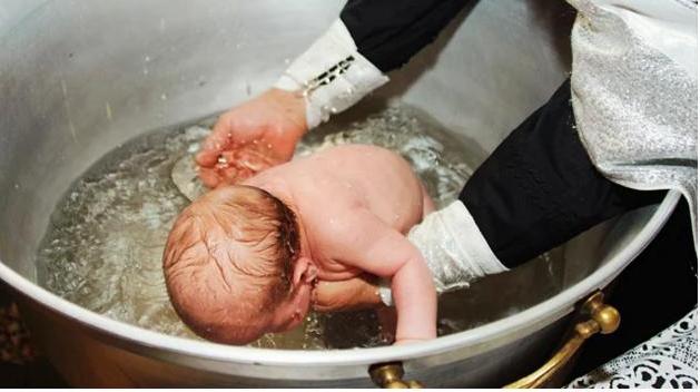 В Румынии во время обряда крещения утонул младенец 1
