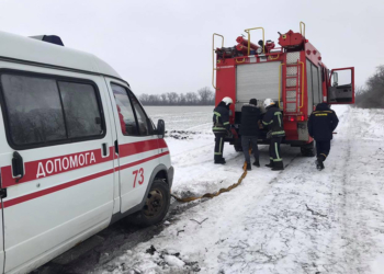 На Николаевщине «скорая» застряла на полевой дороге по пути к пациенту – вытаскивали спасатели (ФОТО)