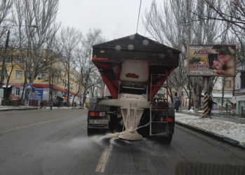 За день и ночь на дороги города Николаева высыпали 116 т противогололедного реагента