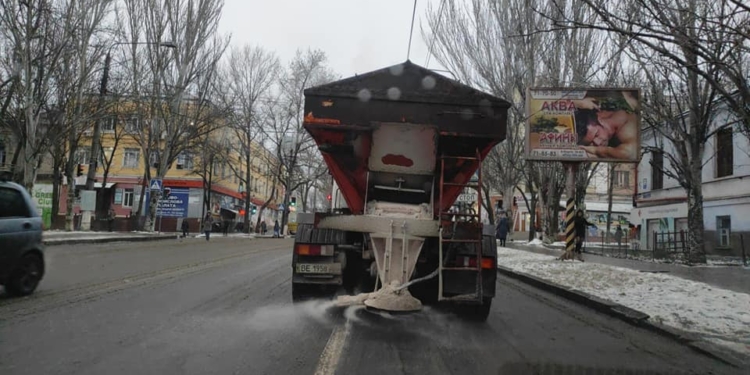 За день и ночь на дороги города Николаева высыпали 116 т противогололедного реагента