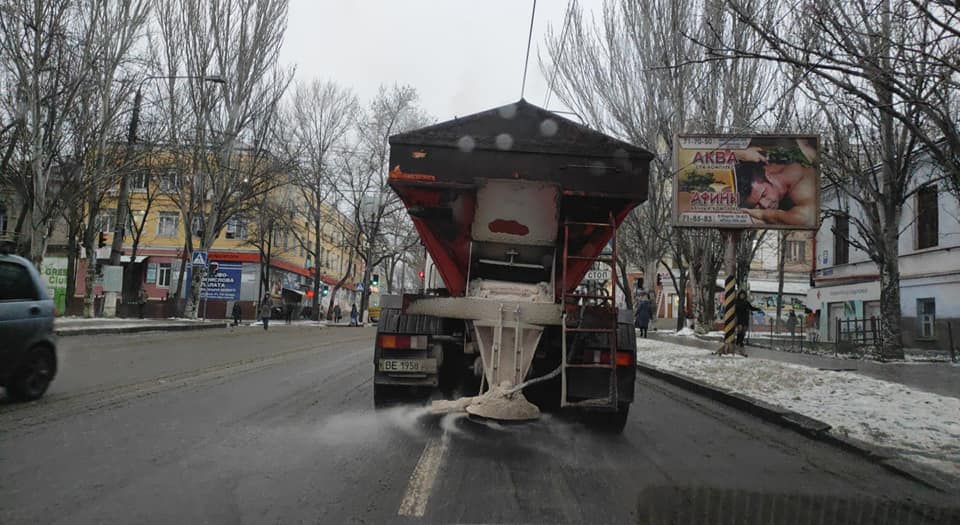 За день и ночь на дороги города Николаева высыпали 116 т противогололедного реагента 1