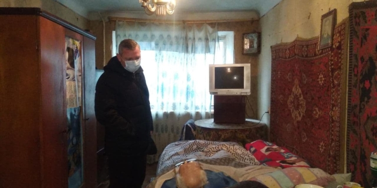 В Николаеве мужчина с инвалидностью, поверив знакомым, переписал на них комнату за пожизненный уход. А они его бросили