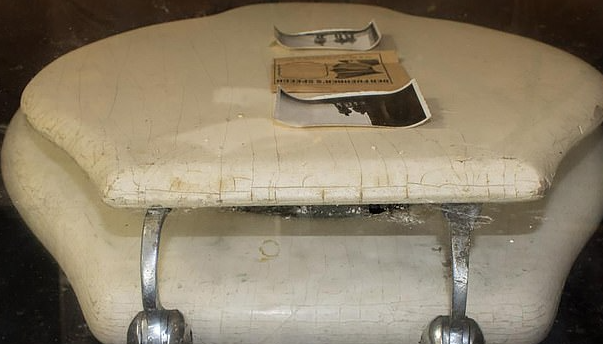 На аукционе продали украденное сиденье с унитаза Гитлера