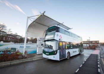 В Шотландии вышли на маршруты первые в мире двухэтажные водородные автобусы