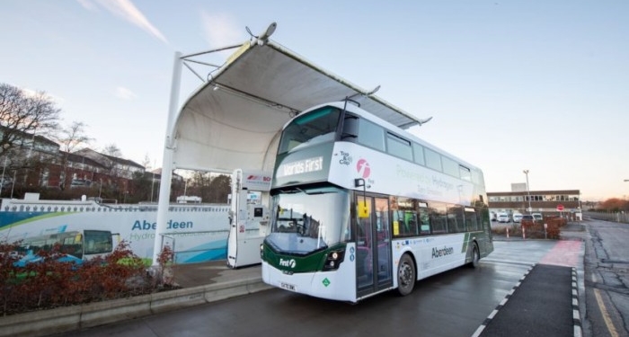 В Шотландии вышли на маршруты первые в мире двухэтажные водородные автобусы