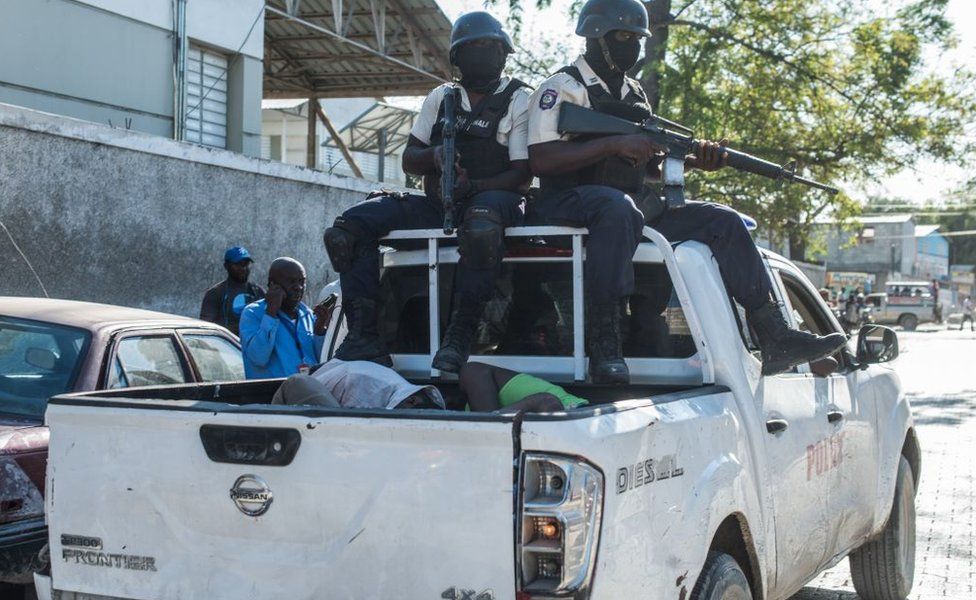 На Гаити из тюрьмы сбежали 400 заключенных, убив 25 человек (ФОТО) 3