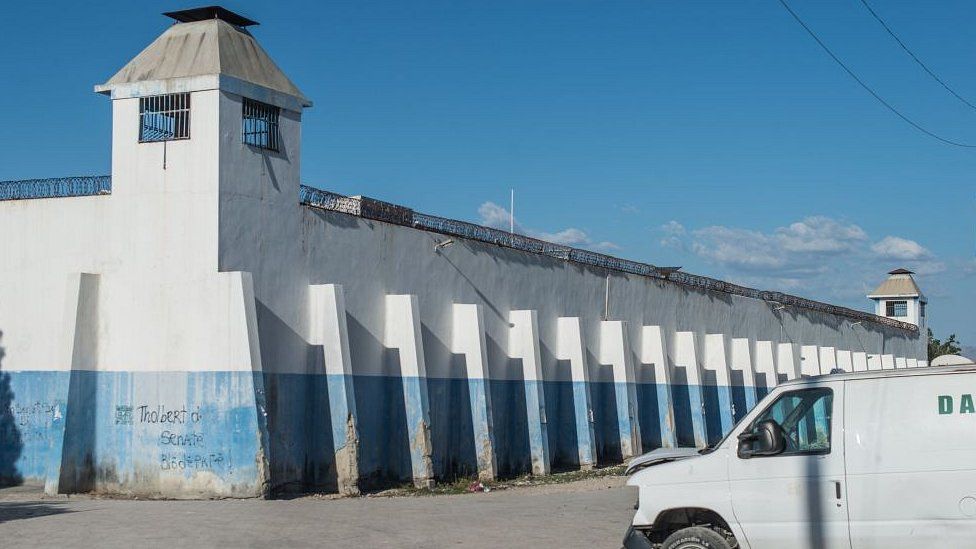 На Гаити из тюрьмы сбежали 400 заключенных, убив 25 человек (ФОТО) 5