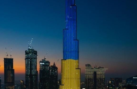 Самый высокий небоскреб в мире засиял цветами украинского флага (ФОТО)