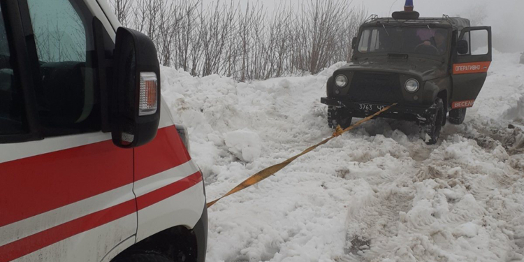 Только сегодня николаевские спасатели вытащили из сугробов 2 “скорых” (ФОТО)