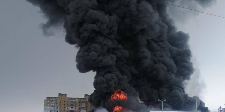 В Первомайске горит Эпицентр (ФОТО, ВИДЕО)
