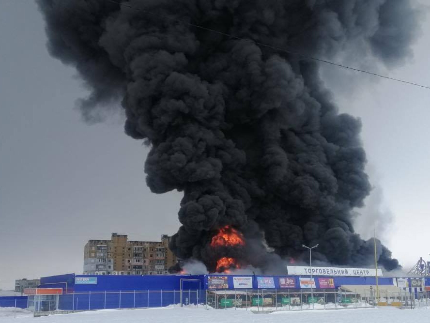 Пожар Эпицентра в Первомайске. Одно крыло рухнуло, подозревают поджог (ФОТО) 9