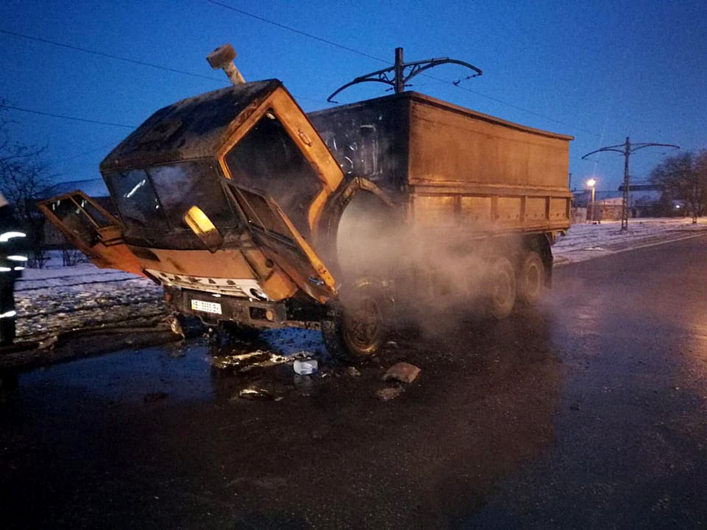 В Николаеве потушили загоревшийся на ходу МАЗ - спасатели увидели пожар сами (ФОТО) 1