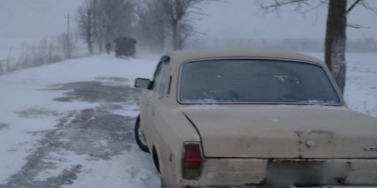 На Николаевщине из-за снега и гололеда машины не могли проехать по дорогам. Выручали спасатели (ФОТО)