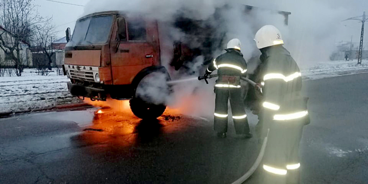 В Николаеве потушили загоревшийся на ходу МАЗ – спасатели увидели пожар сами (ФОТО)