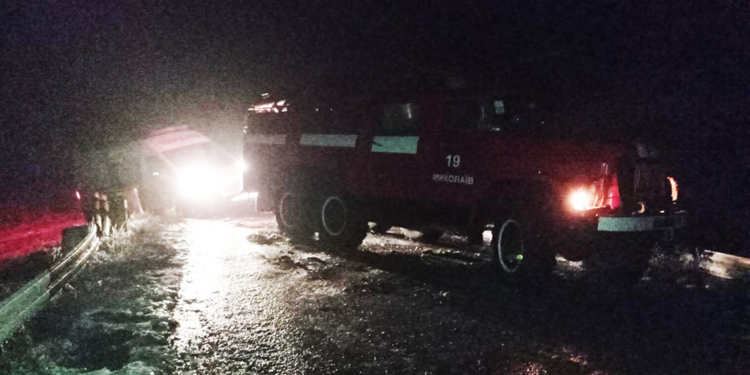 Ночью на обледеневшей Очаковской дороге застряла скорая с тяжело больной. Но помощь пришла (ФОТО)