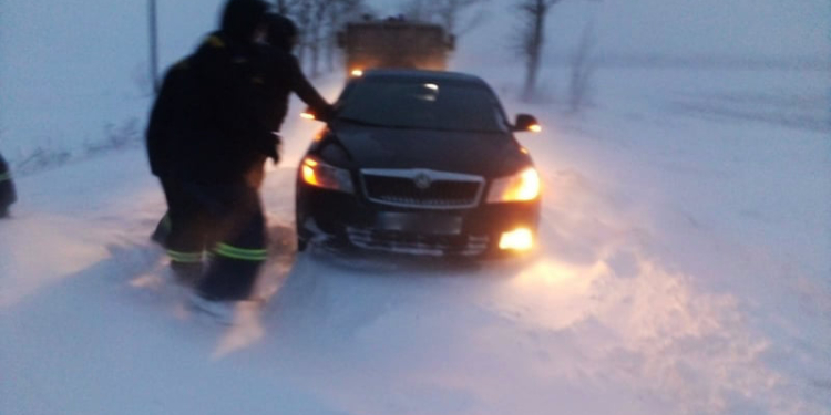 На Николаевщине из-за снега и гололеда машины не могли проехать по дорогам. Выручали спасатели (ФОТО)