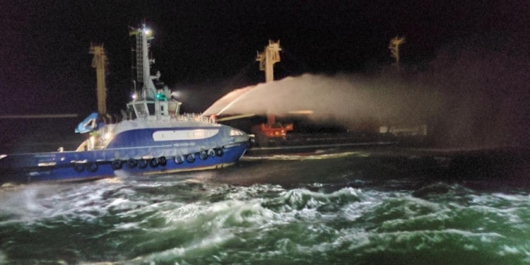 Пожар на сухогрузе в районе Рыбаковки тушил буксир “Нибулона”. Экипаж спасен (ФОТО, ВИДЕО)