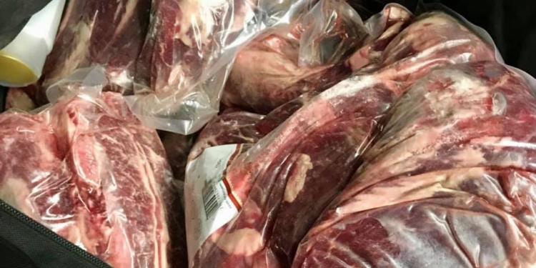 Даже таможенники были в шоке. Израильтянин прилетел в Борисполь из Лондона с 8 сумками продуктов. Только сырого мяса – 150 кг (ВИДЕО)