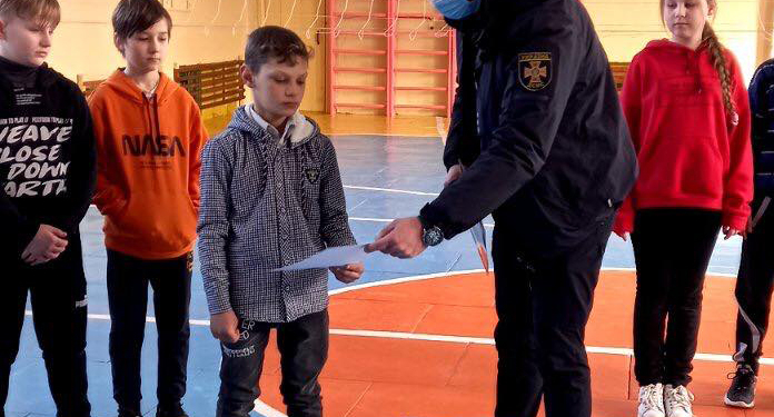 В Первомайске наградили школьника, который спас провалившегося под лед первоклассника (ФОТО)