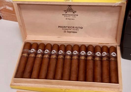 Китайцы прилетели в Украину с 12-ю чемоданами, забитыми кубинскими сигарами и ядом голубого скорпиона (ФОТО)