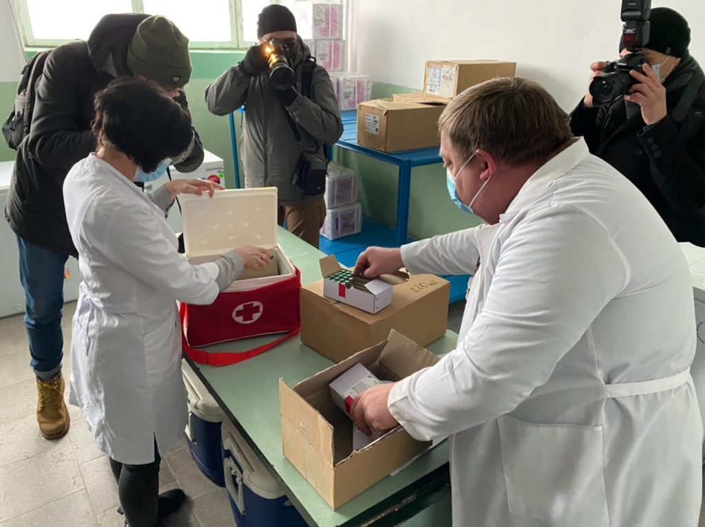 Первым в Украине вакцинировали врача-реаниматолога (ФОТО) 3