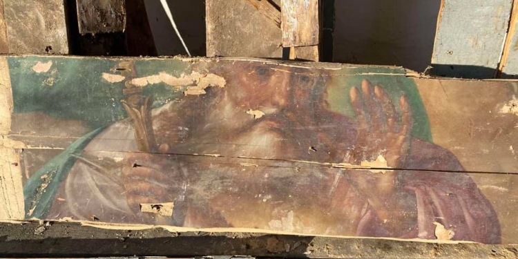 Уникальная находка. На Черниговщине простенки сгоревшей больницы оказались из старинных икон (ФОТО, ВИДЕО)