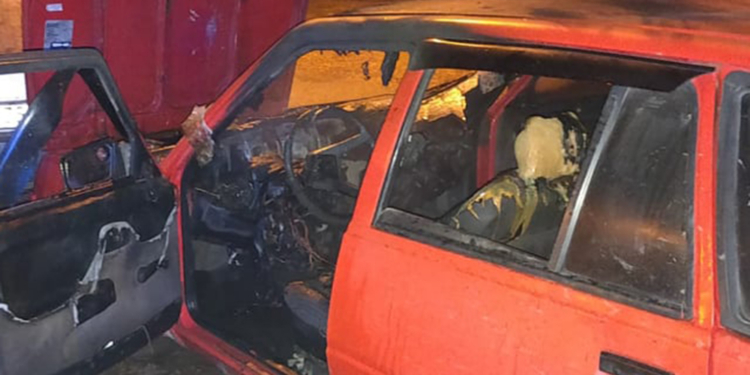 Ночью в Николаеве прямо на улице загорелась машина (ФОТО)