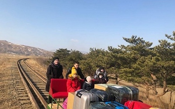 Российские дипломаты из-за эпидемии выбирались из КНДР на самодельной дрезине (ВИДЕО)